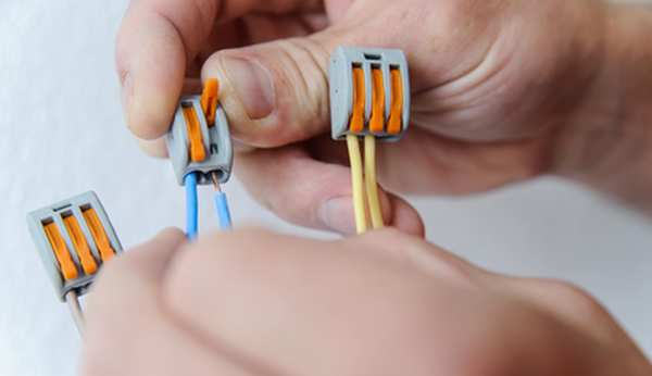 Hogyan válasszuk ki a sorkapcsokat az elektromos vezetékekhez - típusok, jellemzők és változatosság